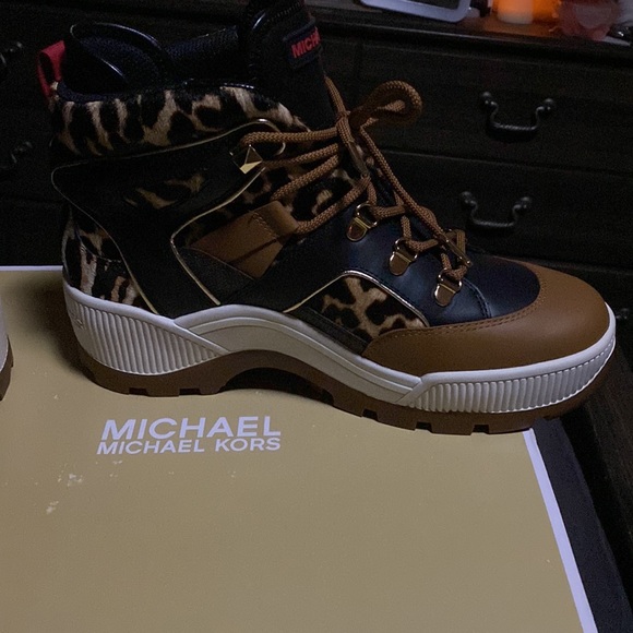 NIB Michael Kors Brooke Bootie - Picture 4 of 13